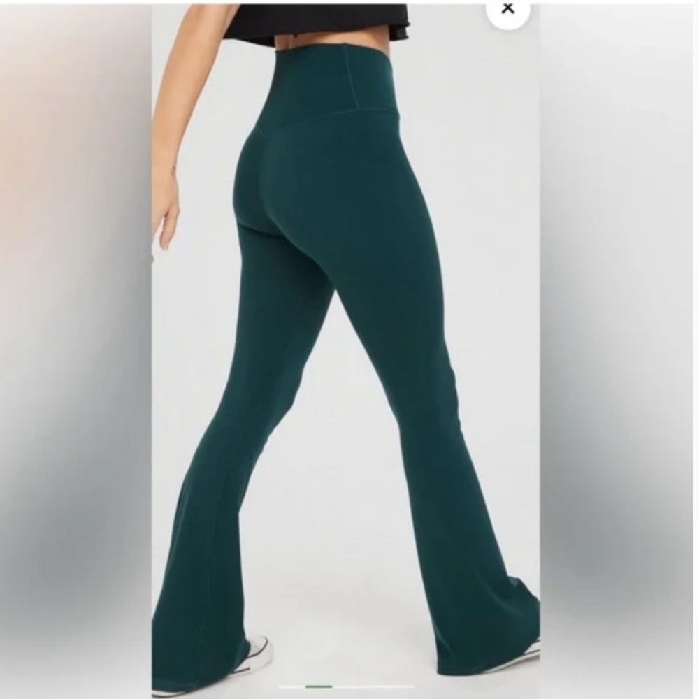OFFLINE BY AERIE Green Real Me High Waist Crossover Flare Leggings Size Medium - Picture 2 of 13